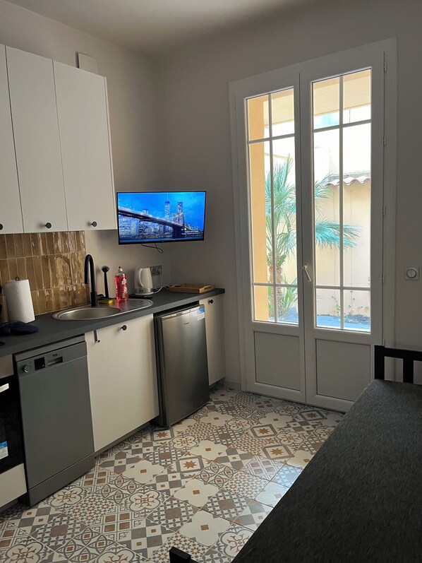 Fridge, microwave, oven, stovetop - App.5 Villa Orchidee 200 m de la Plage (Menton)