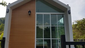 Un edificio moderno con un amplio ventanal y revestimiento de madera.