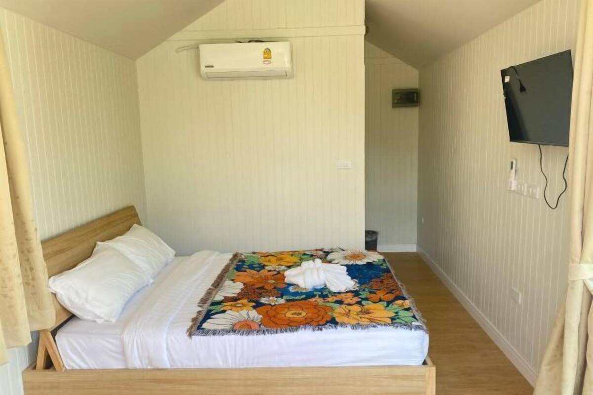 1 bedroom, bed sheets