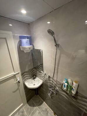 Comfort Double Room | Bilik Mandi | Pancuran mandi, kelengkapan dandanan diri percuma, pengering rambut 