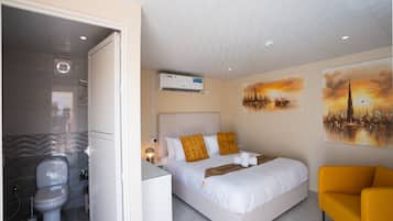 Decoración personalizada, muebles diferentes, escritorio y wifi gratis