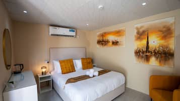 Decoración personalizada, muebles diferentes, escritorio y wifi gratis