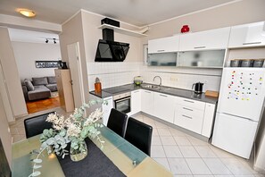Fridge, oven, stovetop, dishwasher