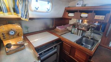 Kogeplade, kaffe-/temaskine, elkedel, køkkentøj/tallerkener/redskaber