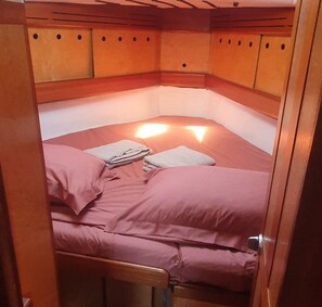 2 bedrooms, desk, travel cot, WiFi