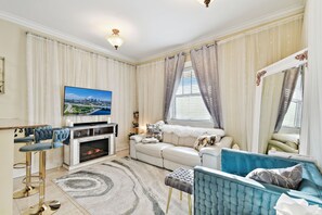 Smart TV, fireplace