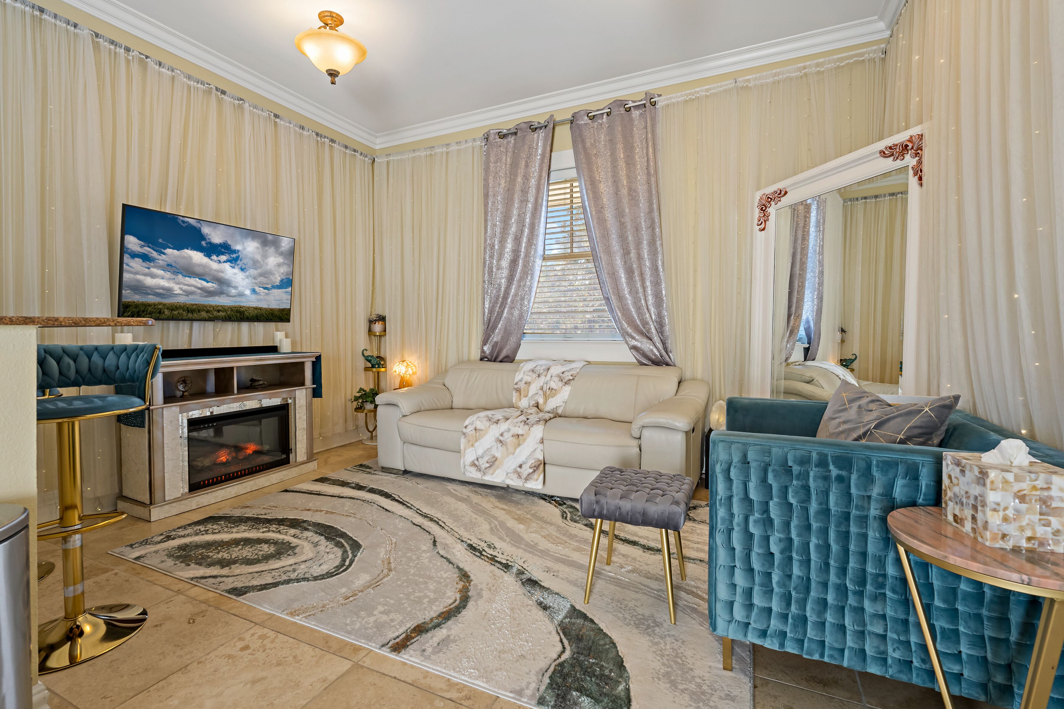 Adorable Hyde Park Apartment w/Parking & Gym