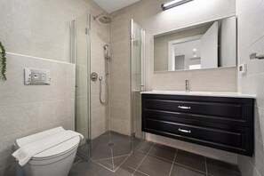 Suihku, hiustenkuivaaja, pyyhkeet