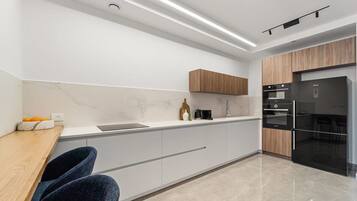 Køleskab, mikrobølgeovn, ovn, kogeplade