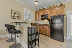 Fridge, microwave, stovetop, dishwasher - Heart of Hyde Park Tampa/Parking/Netflix/Gym (Tampa)