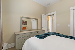 1 bedroom, desk, iron/ironing board, travel cot - Heart of Hyde Park Tampa/Parking/Netflix/Gym (Tampa)