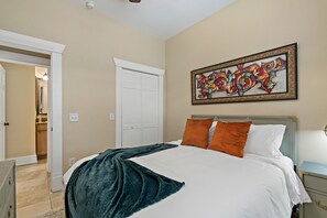 1 室のベッドルーム、デスク、アイロン / アイロン台、旅行用ベビーベッド