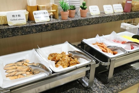 Desayuno buffet diario (JPY 1300 por persona)