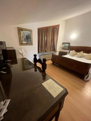5 bedrooms, desk, laptop workspace, blackout curtains