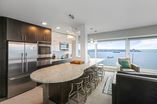 Frigorífico, microondas, horno y placa de cocina