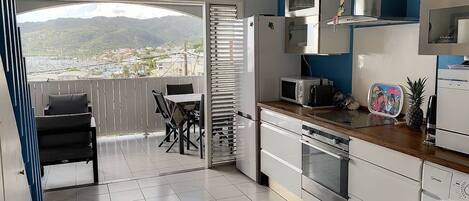 Réfrigérateur, lave-vaisselle, grille-pain, chaise haute