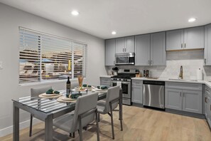 Refrigerador, microondas, horno y parrilla de estufa 