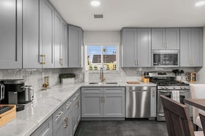 Fridge, microwave, oven, stovetop - Montecito Luxe: 3-Villa Retreat w/ Pool Courtyard (Phoenix)