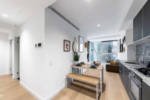 Fridge, oven, stovetop, dishwasher