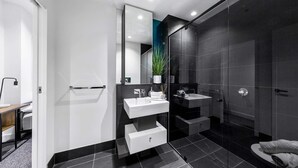 Douche, sèche-cheveux, serviettes fournies, shampoing