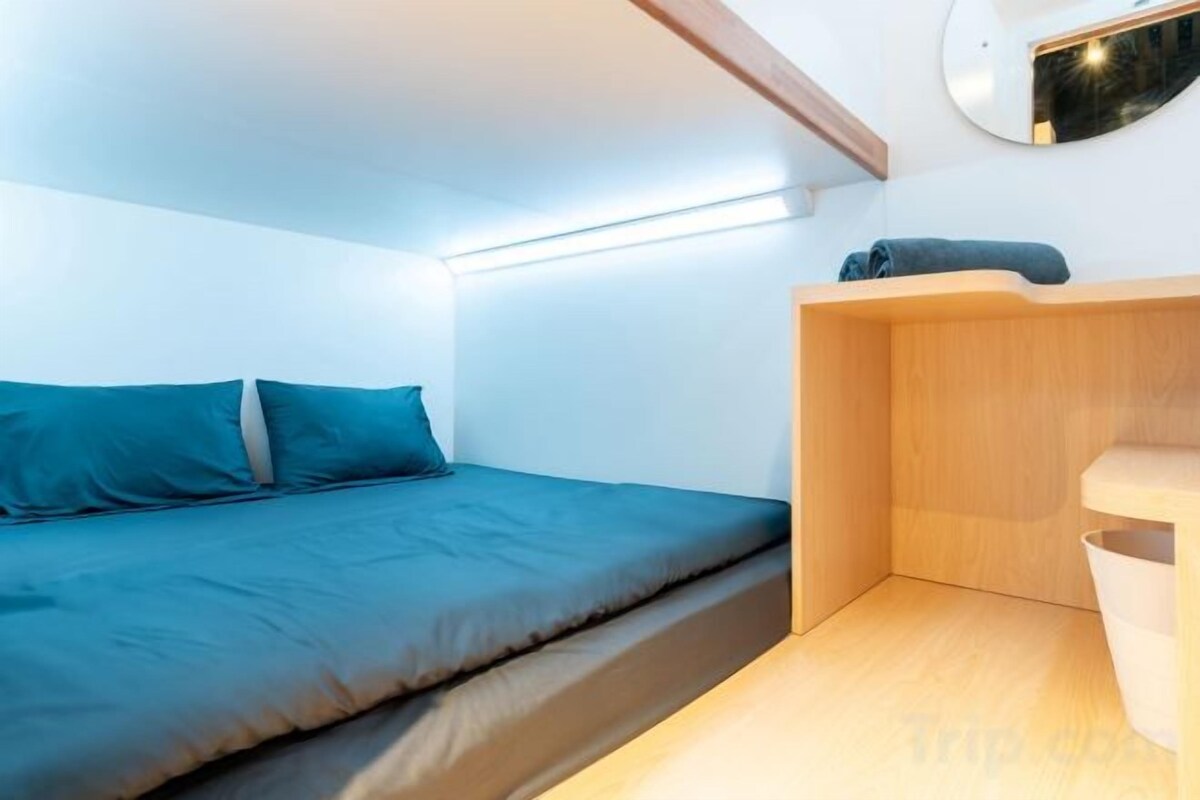 Soundproofing, free WiFi, bed sheets