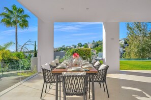 Outdoor dining - Villa Serena (Benahavís)
