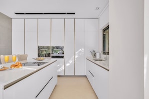 Réfrigérateur, micro-ondes, four, lave-vaisselle