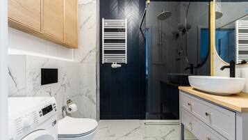 Apartment (8) | Bathroom | Shower, hair dryer, towels