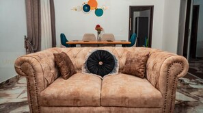 Fernseher, Tischfußball, Tischtennisplatte, Stereoanlage