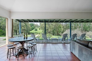 Outdoor dining - The Bundanoon Lakehouse -  Amazing  home with private lake (Bundanoon)