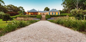 Exterior - The Bundanoon Lakehouse -  Amazing  home with private lake (Bundanoon)