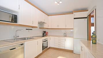 Een koelkast, een oven, een vaatwasser, een koffiezetapparaat/waterkoker