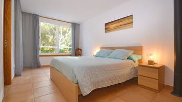 3 slaapkamers, een strijkplank/strijkijzer, gratis wifi, beddengoed