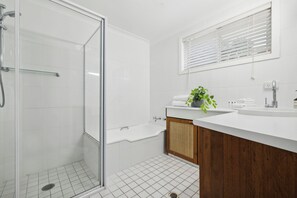 Hair dryer, towels, toilet paper - Beached - Beach is your Back Yard, Pet Friendly (Sawtell)