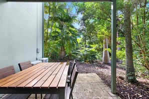 Outdoor dining - Oceanique - 3BR Tranquil Retreat by Diggers Beach (Coffs Harbour)