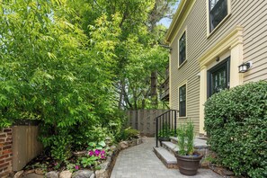 Property grounds - Artistic Historical home, walkDT (Salem)