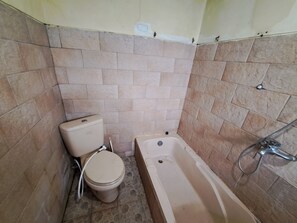 Un baño con inodoro y bañera.