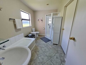 Sèche-cheveux, serviettes fournies, savon, shampoing