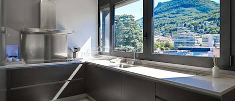 Apartment, 3 Bedrooms, Balcony, Garden View | Private kitchen