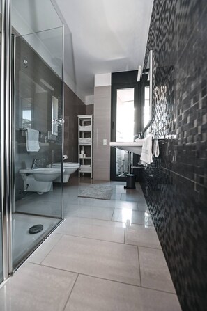 Departamento, 3 habitaciones, balcón, vista al jardín | Baño