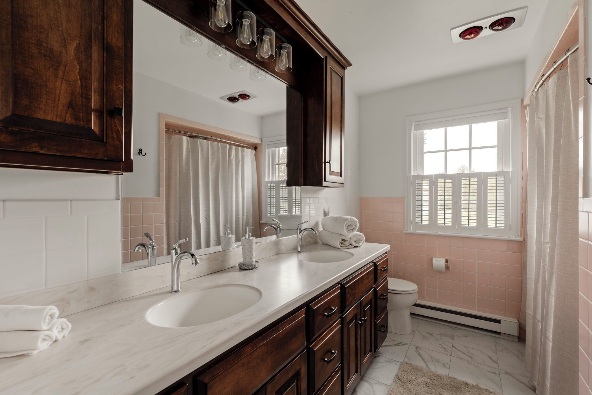 Hallway bathroom with tub/shower and double vanity