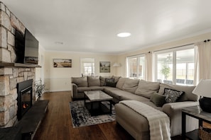 Smart TV, fireplace