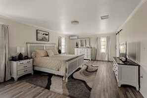 4 Schlafzimmer, Schreibtisch, Bügeleisen/Bügelbrett, Reisekinderbett