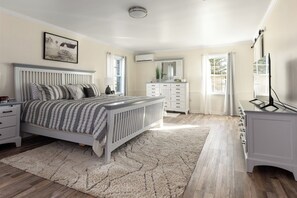 4 bedrooms, desk, iron/ironing board, travel cot