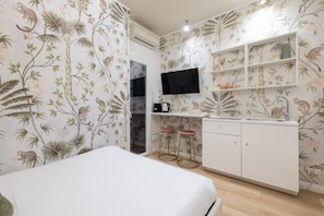 1 bedroom, free WiFi, bed sheets - Cozy Love Nest Steps from Colosseum (Roma)