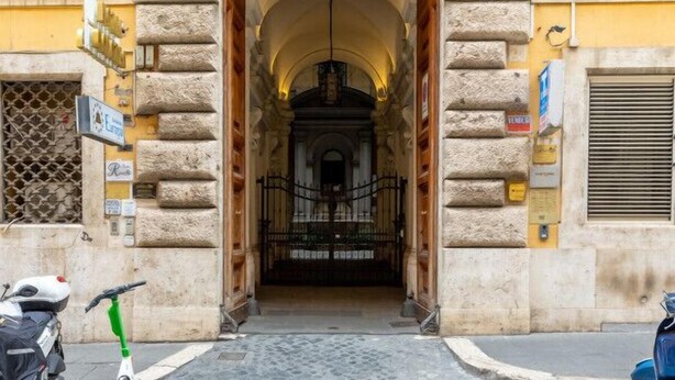 An entrance with a stone archway leading to a building. - Tiberia Room - Suites Romae Rex (Roma)