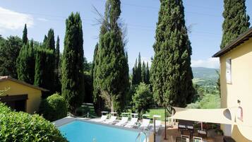 Piscina all'aperto, una piscina riscaldata