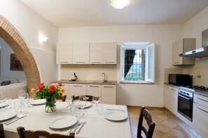 Frigorifero, microonde, forno, piano cottura