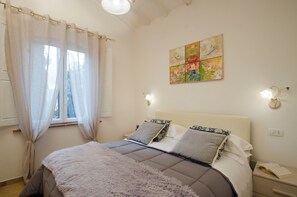 3 bedrooms, iron/ironing board, travel crib, free WiFi - Private Tuscan Villa , private pool,immersed in a breathtaking park, sleeps 6 (Chiusi)