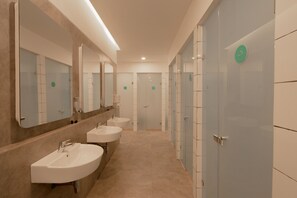 Dusche, Regendusche, Haartrockner, Hausschuhe